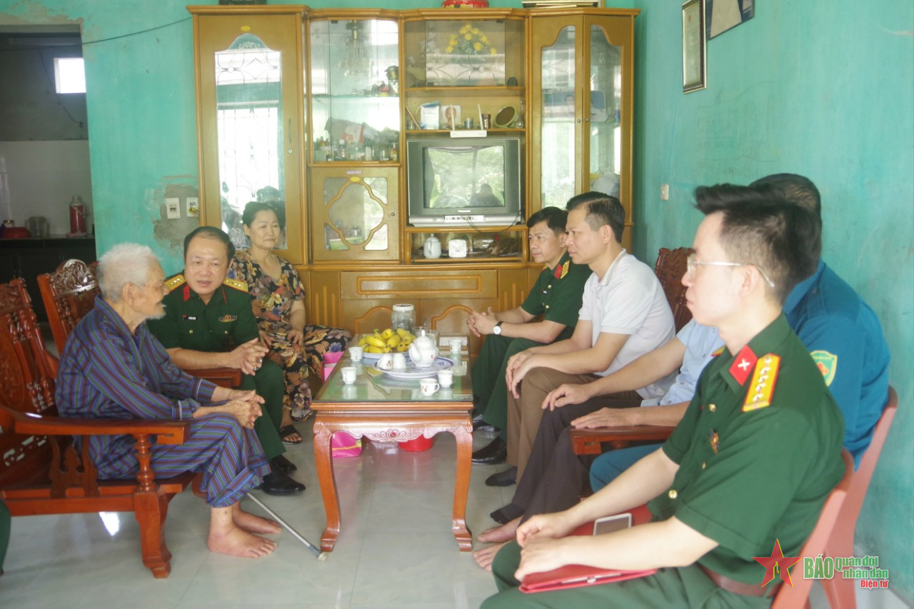 Thăm, tặng quà chiến sĩ Điện Biên trên địa bàn tỉnh Tuyên Quang